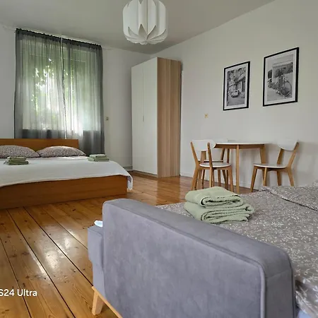 Przestronne W Domu Prywatnym Ze Wspolna Lazienka Prywatnosc I Komfort Bed & Breakfast Wrocław